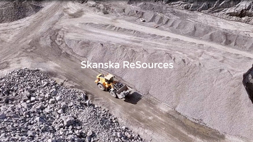 Arbetsfordon i grustag, Circus namnkoncept Skanska ReSources står för hållbarhet och återvinning.