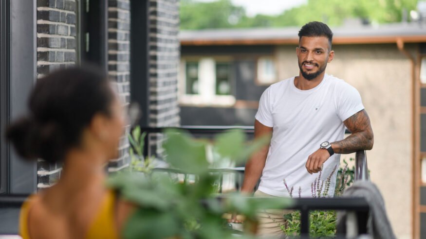 Konceptbild av Circus fotograf Markus Andersson med motiv med man och kvinna som hälsar på varandra.