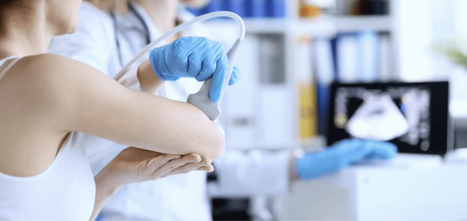 Ultraljud utförs på arm på kvinna.